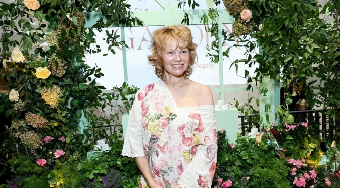 Екстравагантна шапка и чорапи с калинки: Визията на Памела Андерсън шокира всички (СНИМКИ)