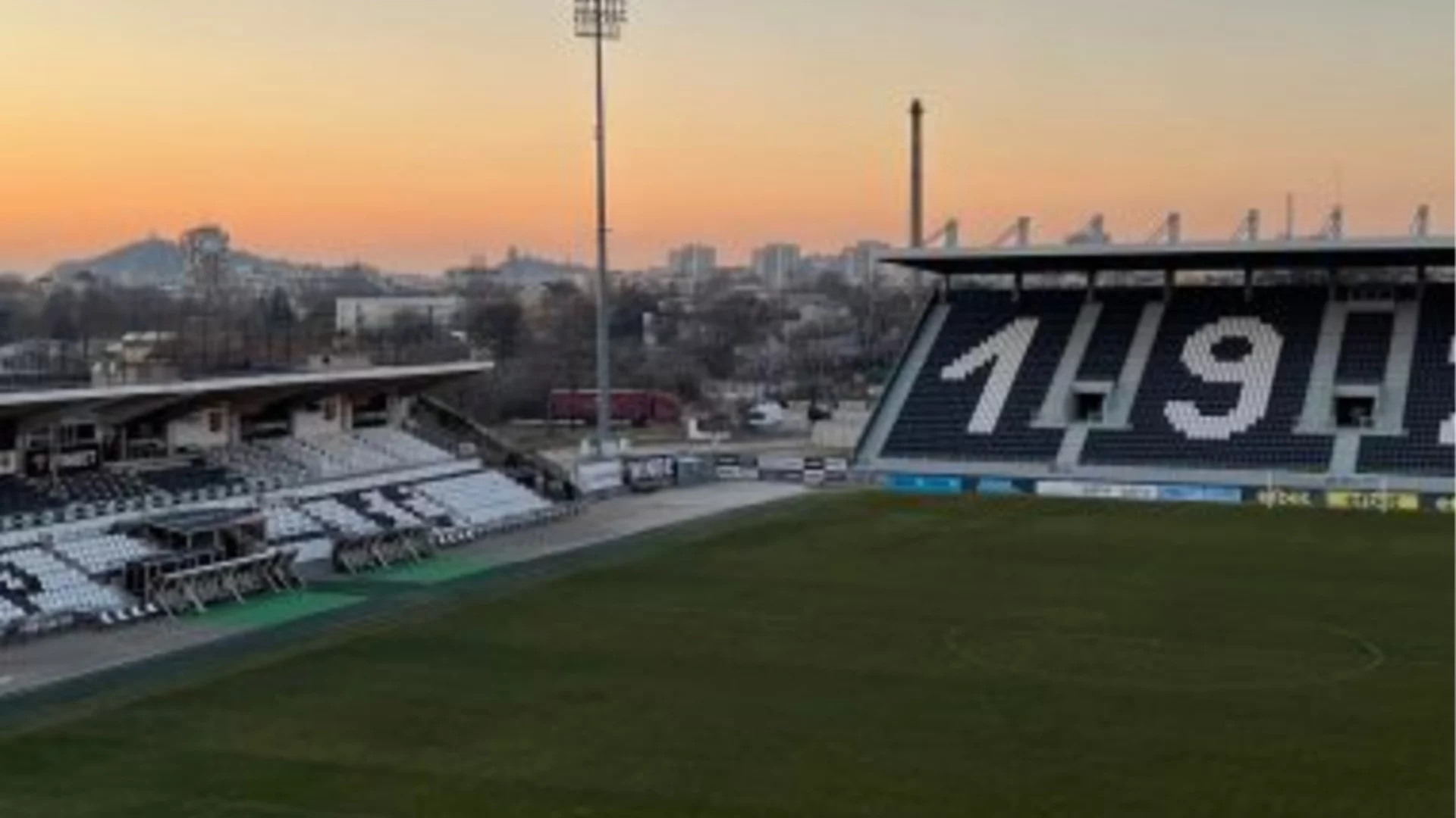 Само в България и Първа лига: Четирима футболисти се контузиха заради лошия терен