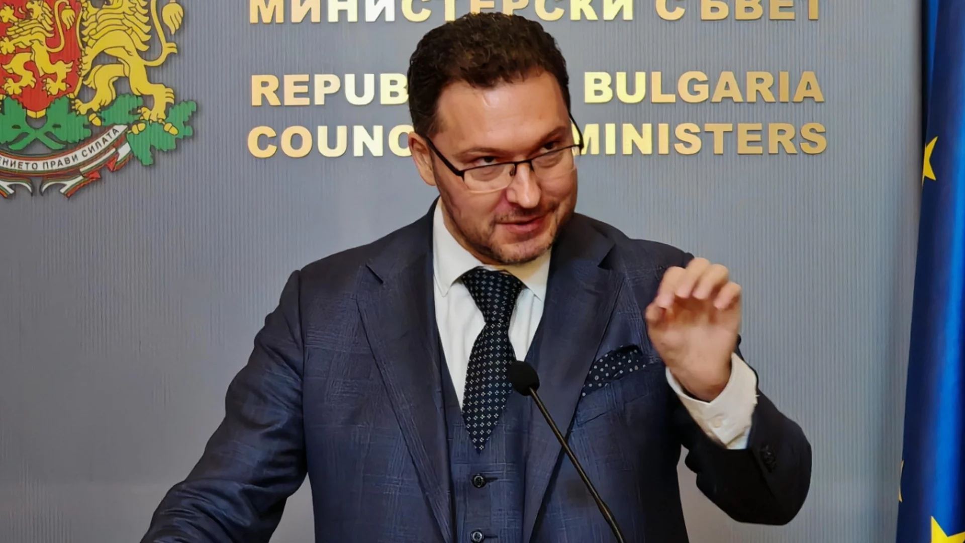 Неонацистки плакати посрещнали посланика на Германия във Варна? (СНИМКИ)