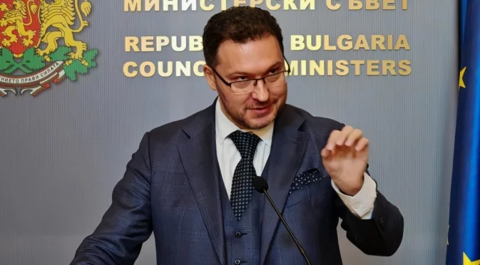 Неонацистки плакати посрещнали посланика на Германия във Варна? (СНИМКИ)