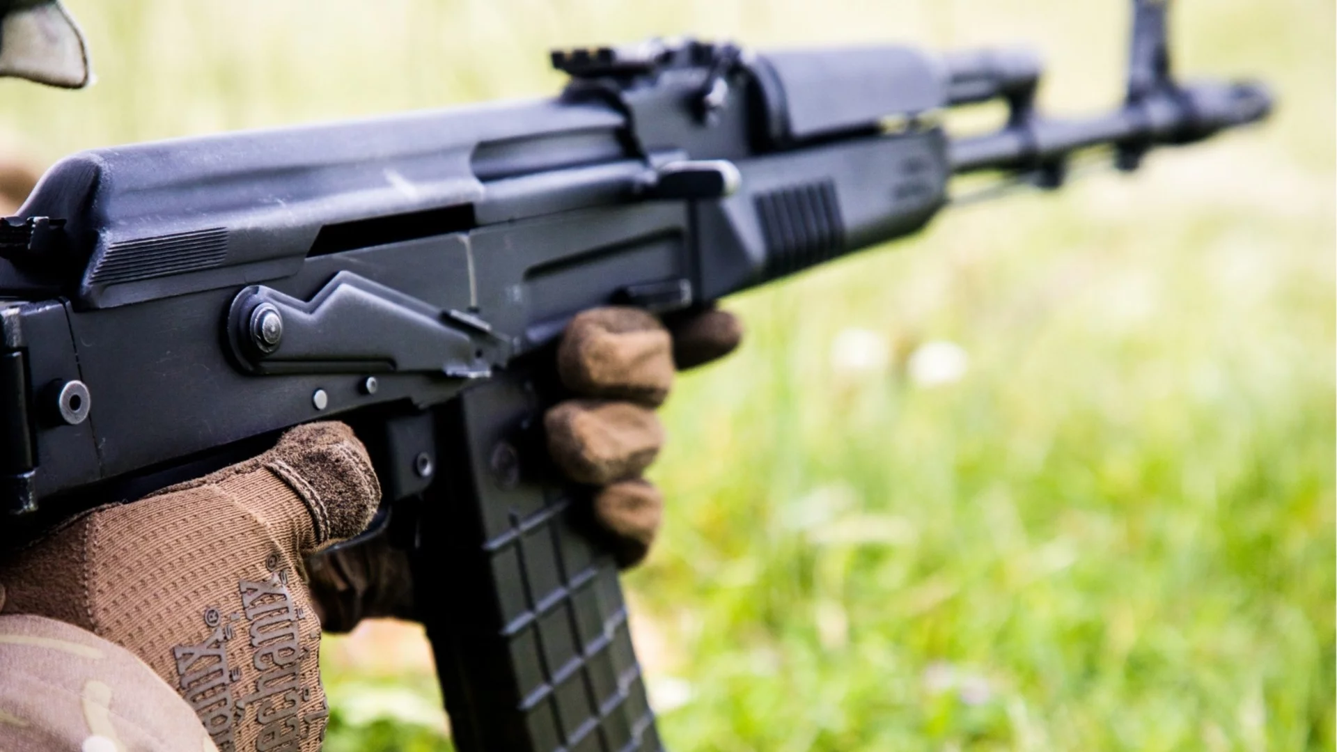 Истинска война в Бразилия: Властта прати тежка техника, полицаи и спецчасти срещу наркокартелите в Рио (ВИДЕО)