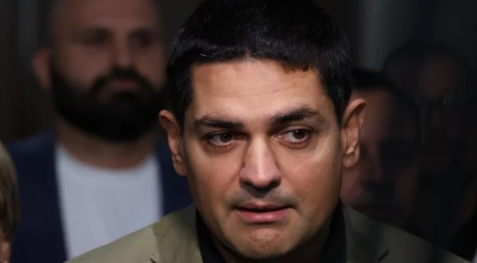 Радостин Василев за ротацията: Едно мюре на задкулисието заменя друго