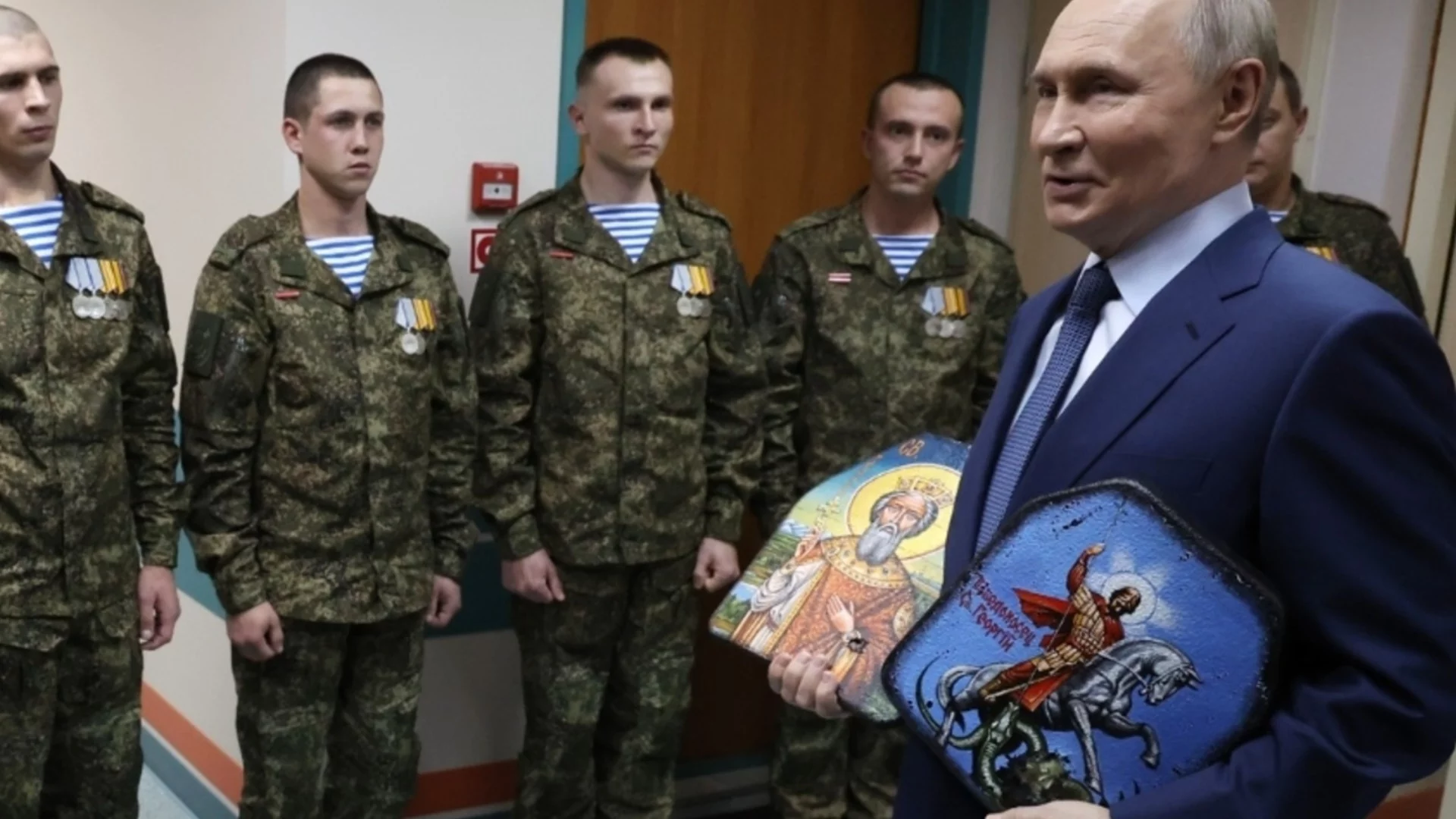 Путин, прегърнал здраво икони: Напредваме по всички фронтове в Украйна (СНИМКИ)