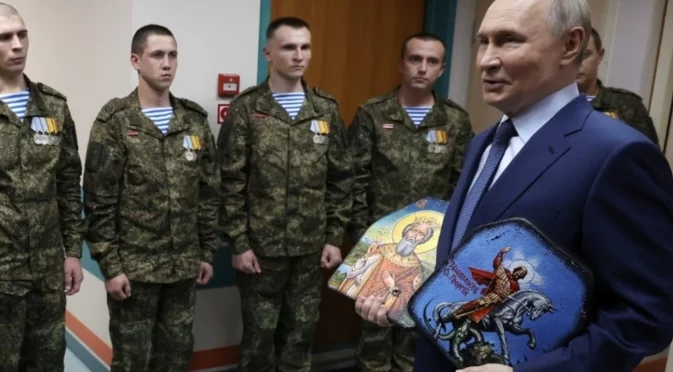 Путин, прегърнал здраво икони: Напредваме по всички фронтове в Украйна (СНИМКИ)