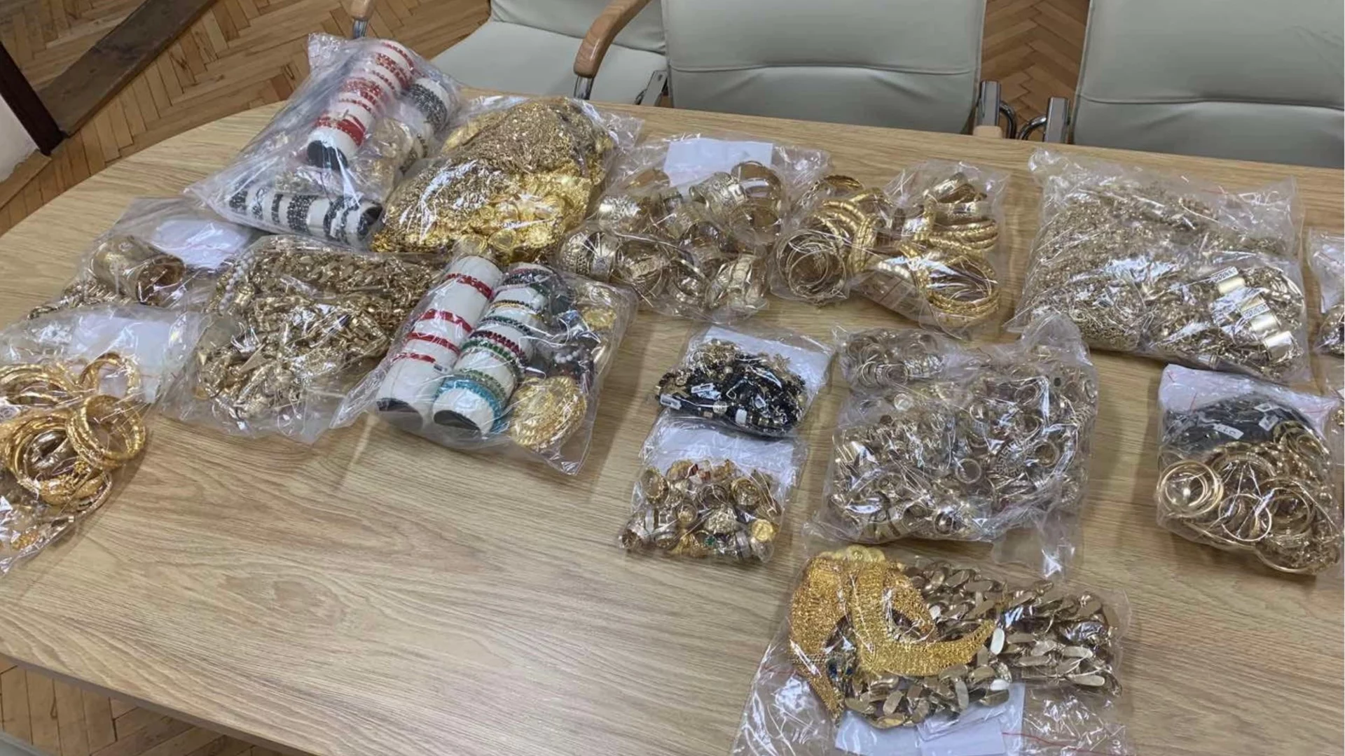 Скрити в киселото мляко: Задържаха златни бижута за над 200 000 лв.