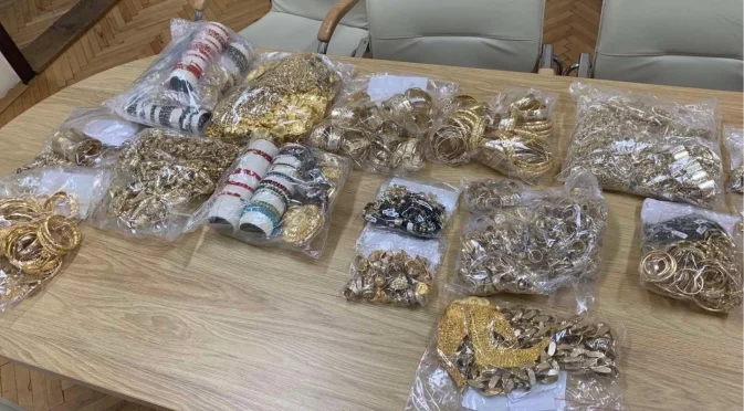 Скрити в киселото мляко: Задържаха златни бижута за над 200 000 лв.