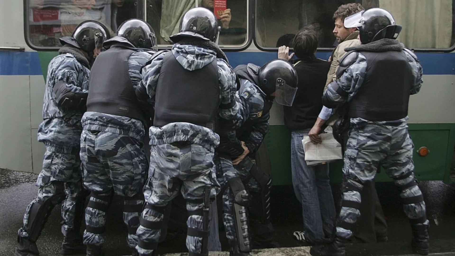 За да спре "антивоенният вирус", заразяващ с песни: Руската милиция арестува непълнолетни музиканти (ВИДЕО)