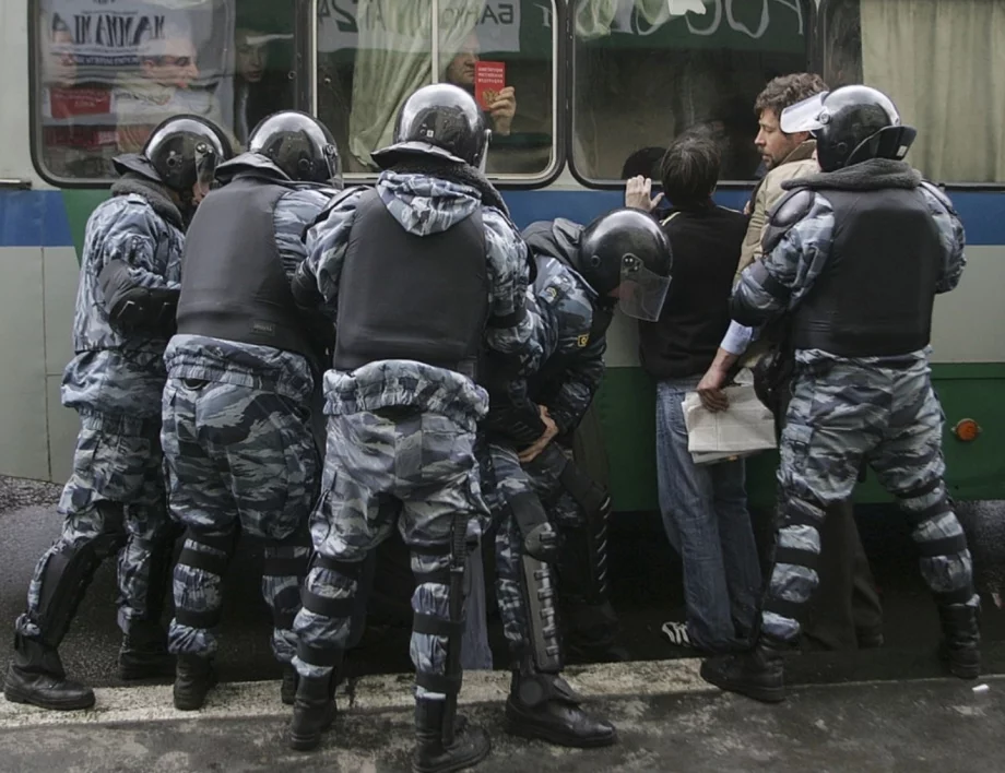 За да спре "антивоенният вирус", заразяващ с песни: Руската милиция арестува непълнолетни музиканти (ВИДЕО)