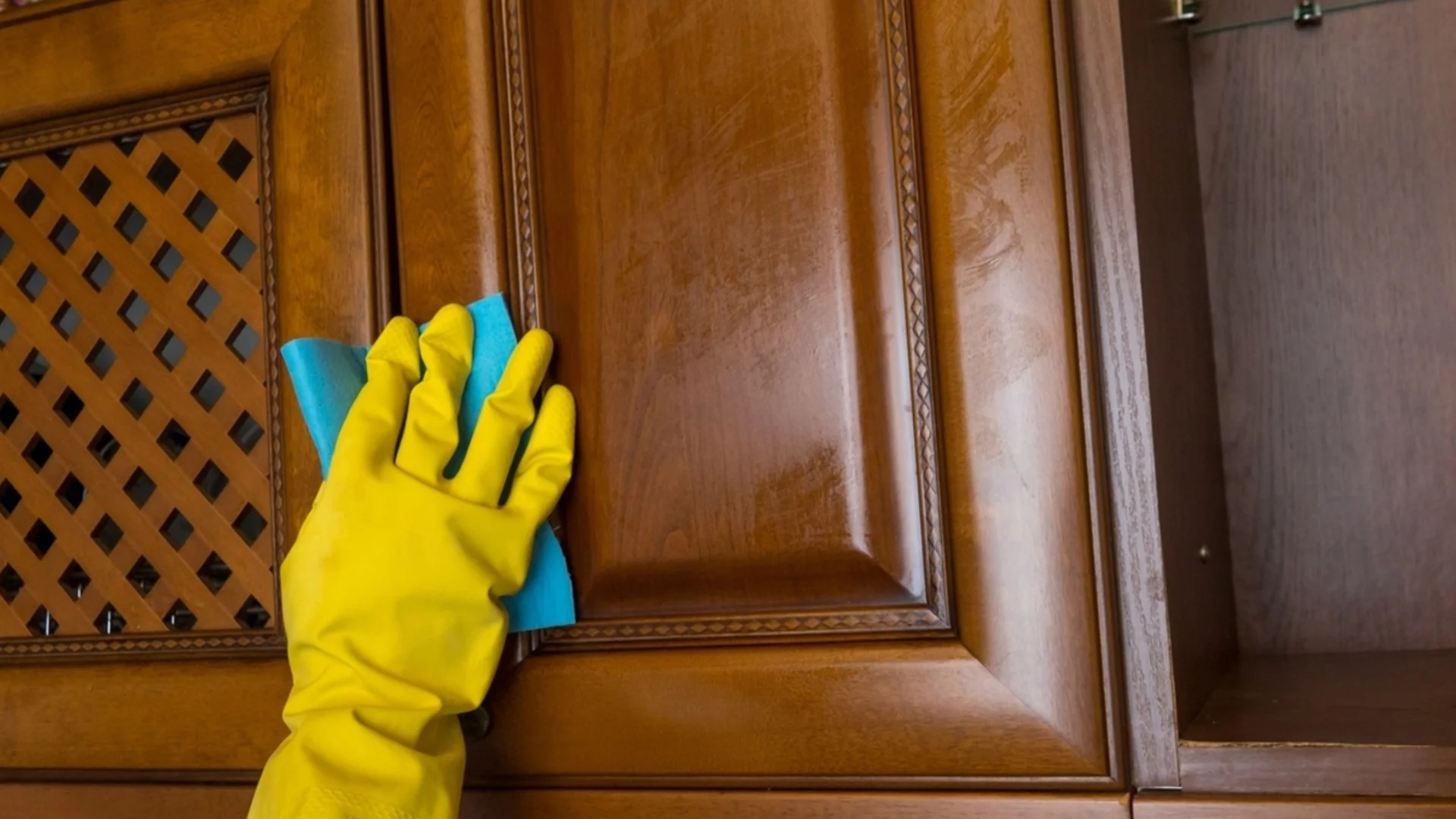 Как да почистите мазнини от дървени шкафове, без да повредите покритието им