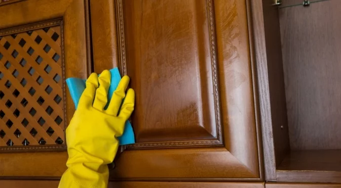 Как да почистите мазнини от дървени шкафове, без да повредите покритието им