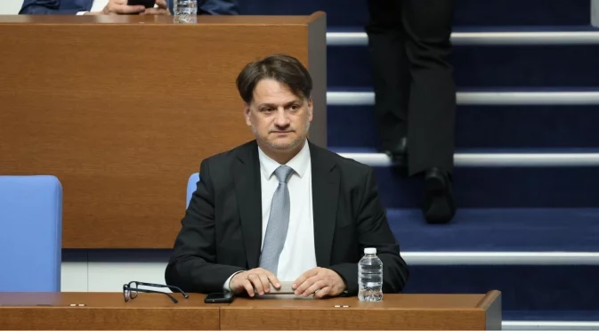 "Има неистини": За министър Бачев гей скандалът уронвал престижа му, обясни и за обвинения актьор