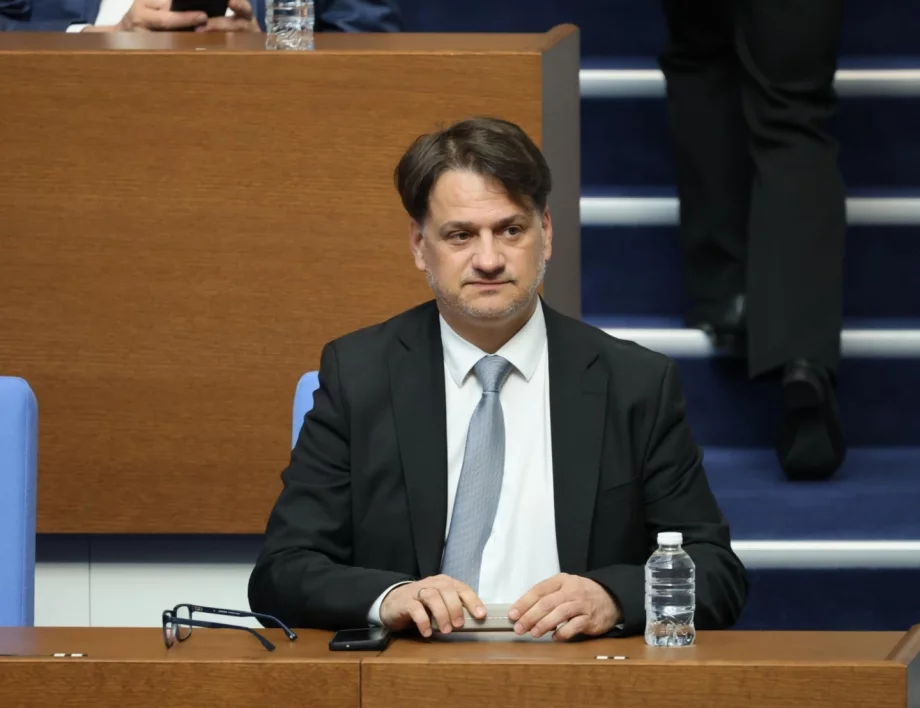 "Има неистини": За министър Бачев гей скандалът уронвал престижа му, обясни и за обвинения актьор