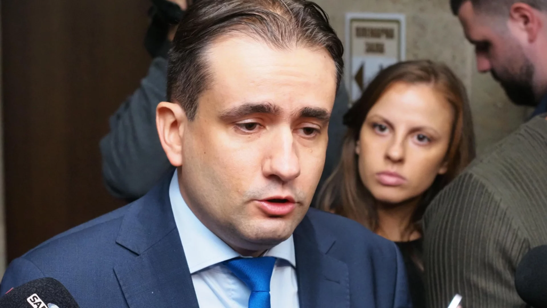 Божанов пита кабинета: Опитва ли да извади "Пеевски и лейтенантите му" от "Магнитски"