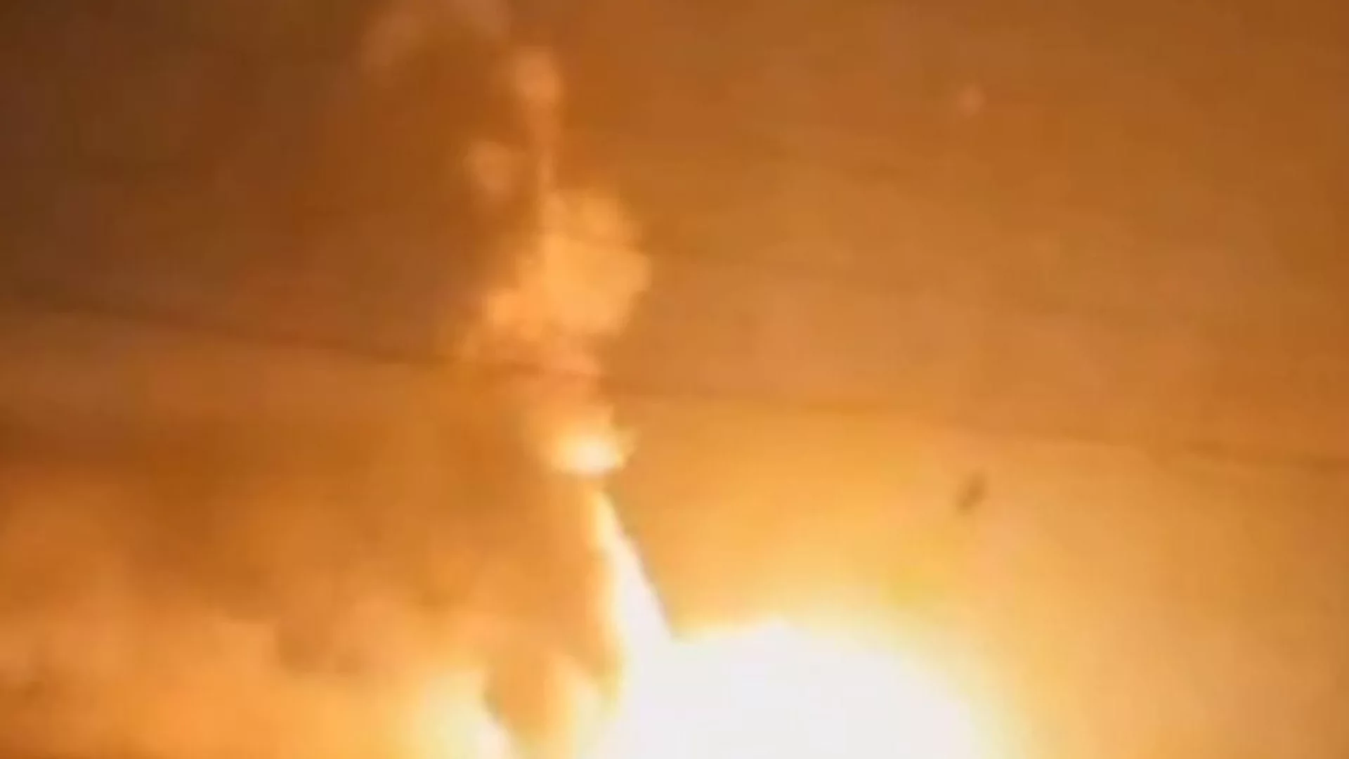 100 дрона в атака и за пръв път: Украйна удари руски газохранилище. Взрив и в завод на "Лукойл" (ВИДЕО)