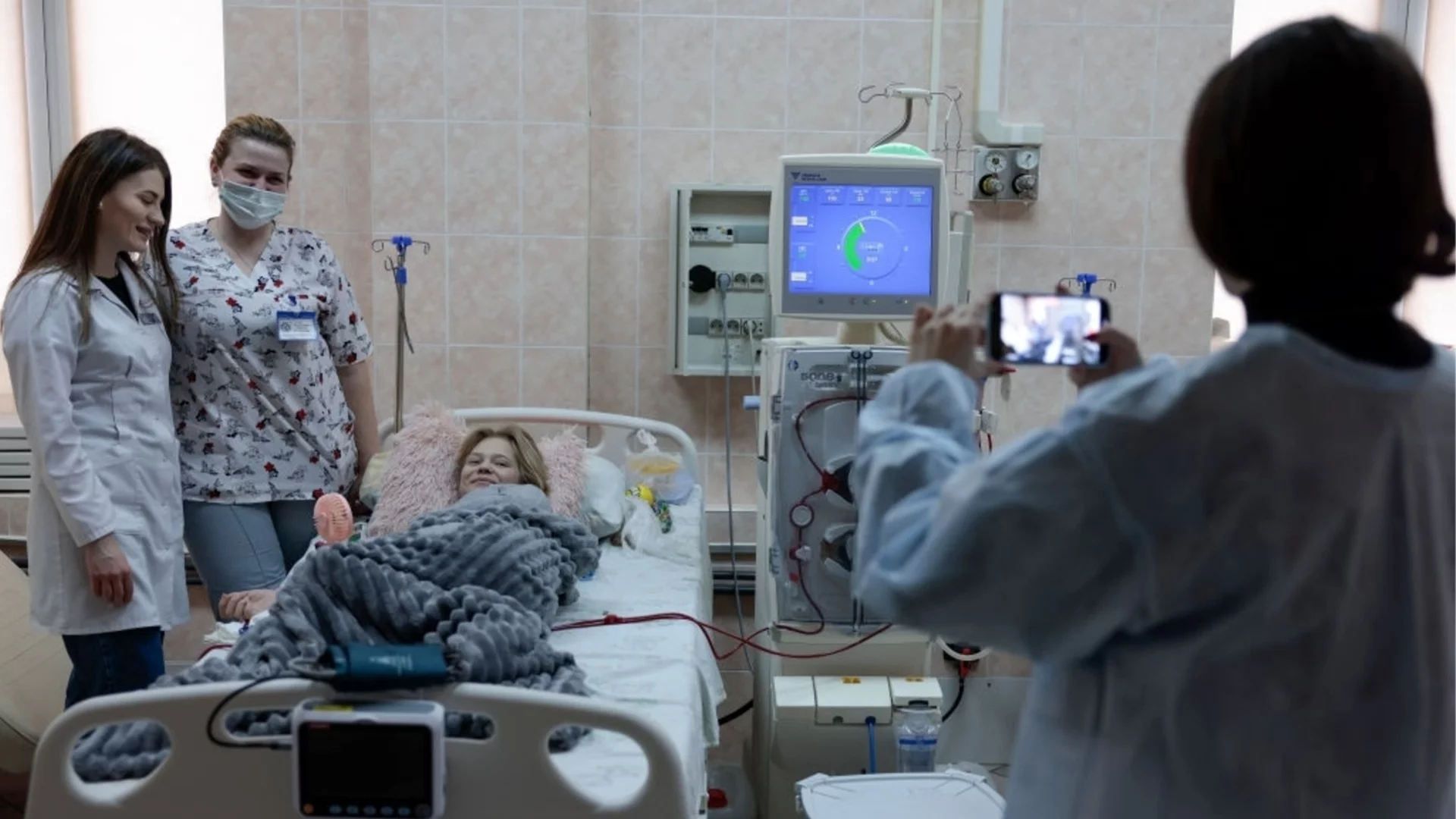 Кръв, разрушения и липса на морал: Русия нацели детска болница в Херсон (ВИДЕО)