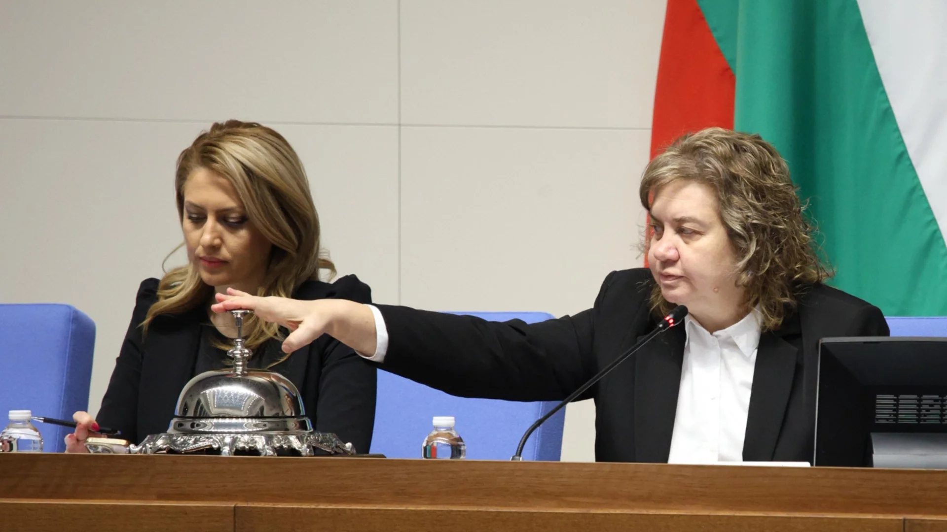 "Показвам как трябва да се постъпва": Киселова подаде оставка като председател на НС, Назарян я смени