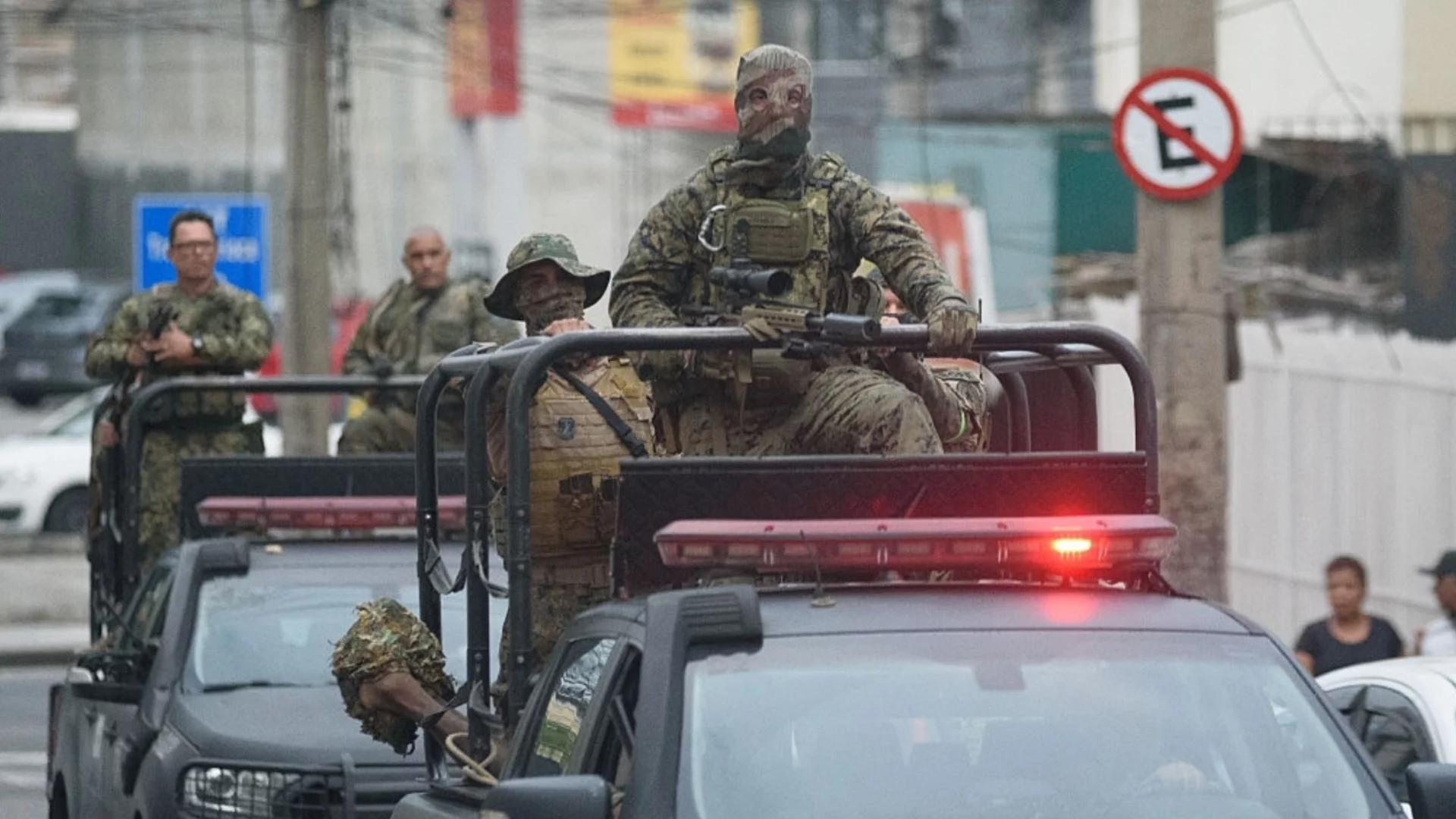 Истинска война в Бразилия: Властта прати тежка техника, полицаи и спецчасти срещу наркокартелите в Рио (ВИДЕО)