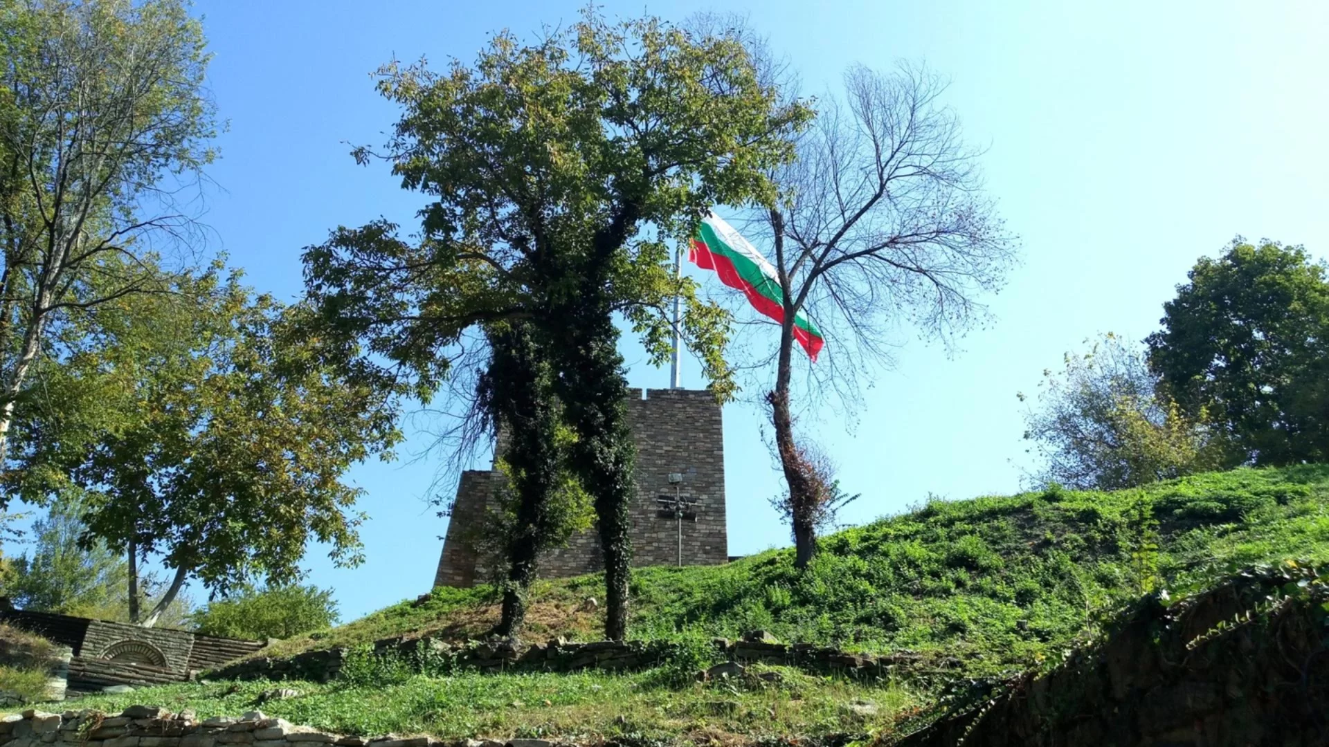 Паднал от скала на “Царевец“: Мъж е в тежко състояние