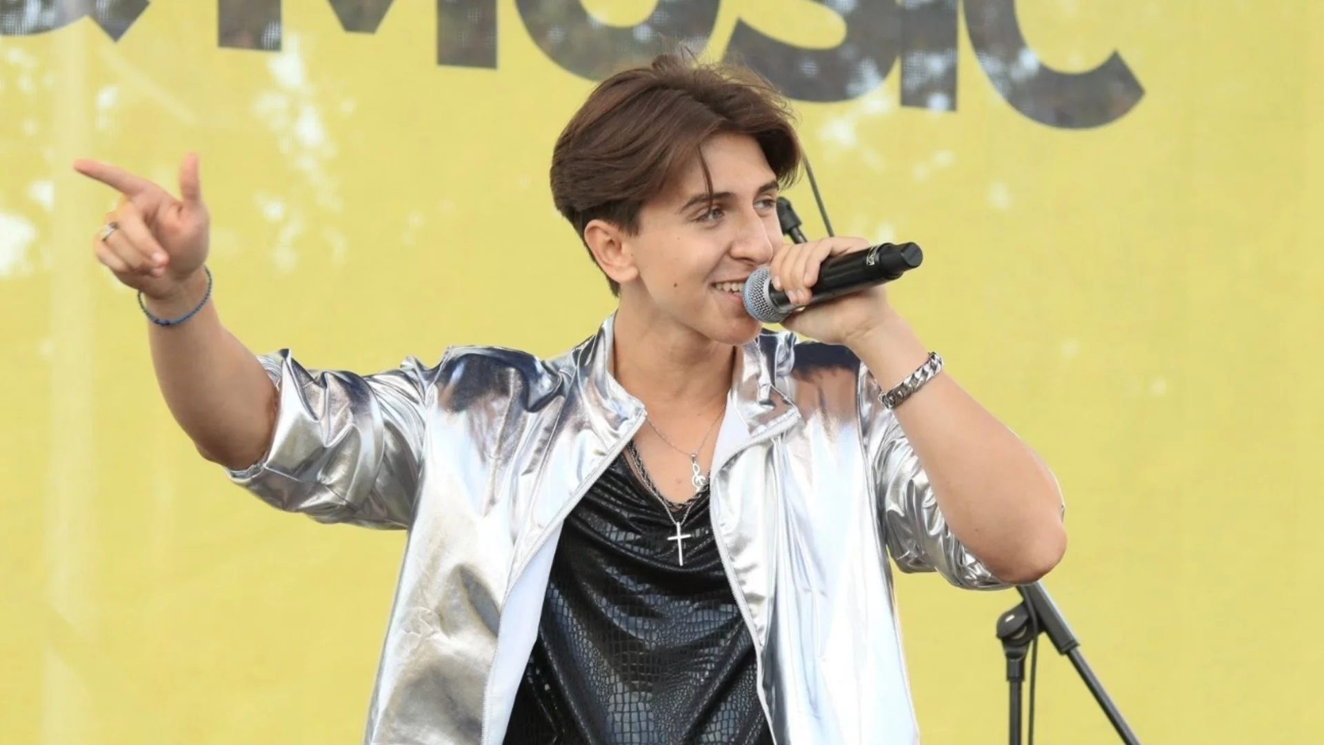 Млад български изпълнител влиза в играта на егото с първа песен на английски (ВИДЕО)