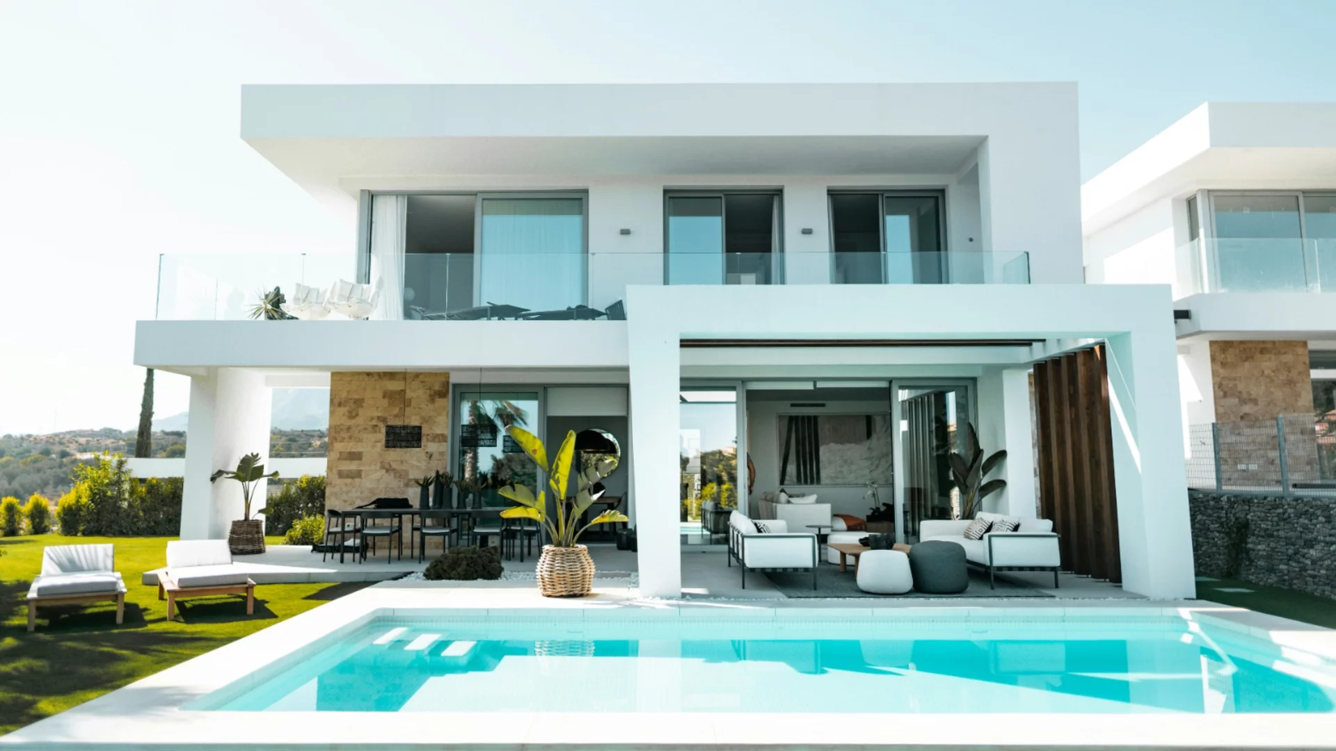 Апартаменти, къщи, офиси: Депутатите с имущество за над 12 млн. лв. (ГРАФИКИ)