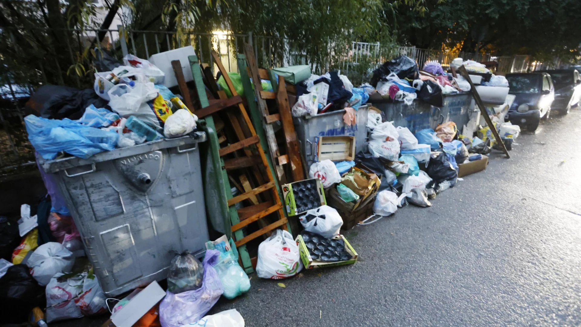 Протест заради кризата с боклука: Жители на "Люлин" и "Красно село" блокират столично кръстовище