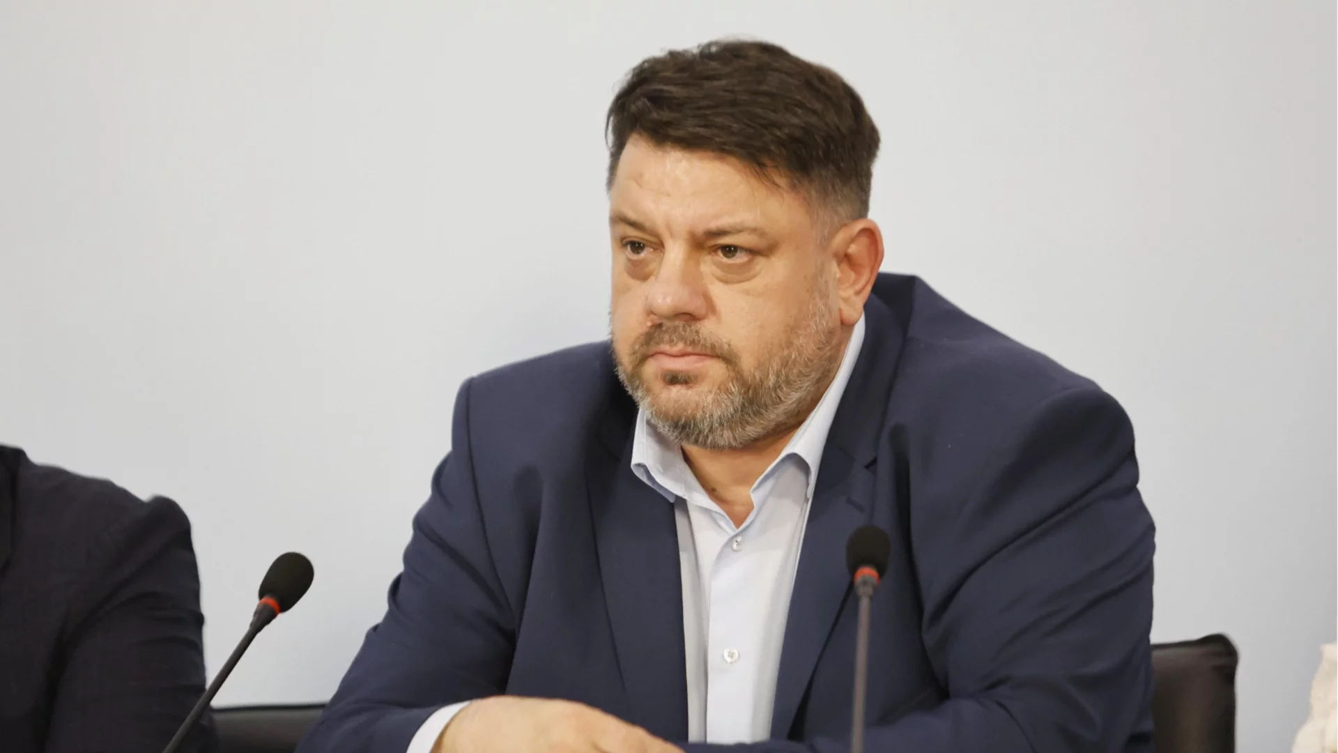 "Жалко и безгръбначно поведение пред Борисов и Пеевски": Членове на БСП се отрекоха от ръководството