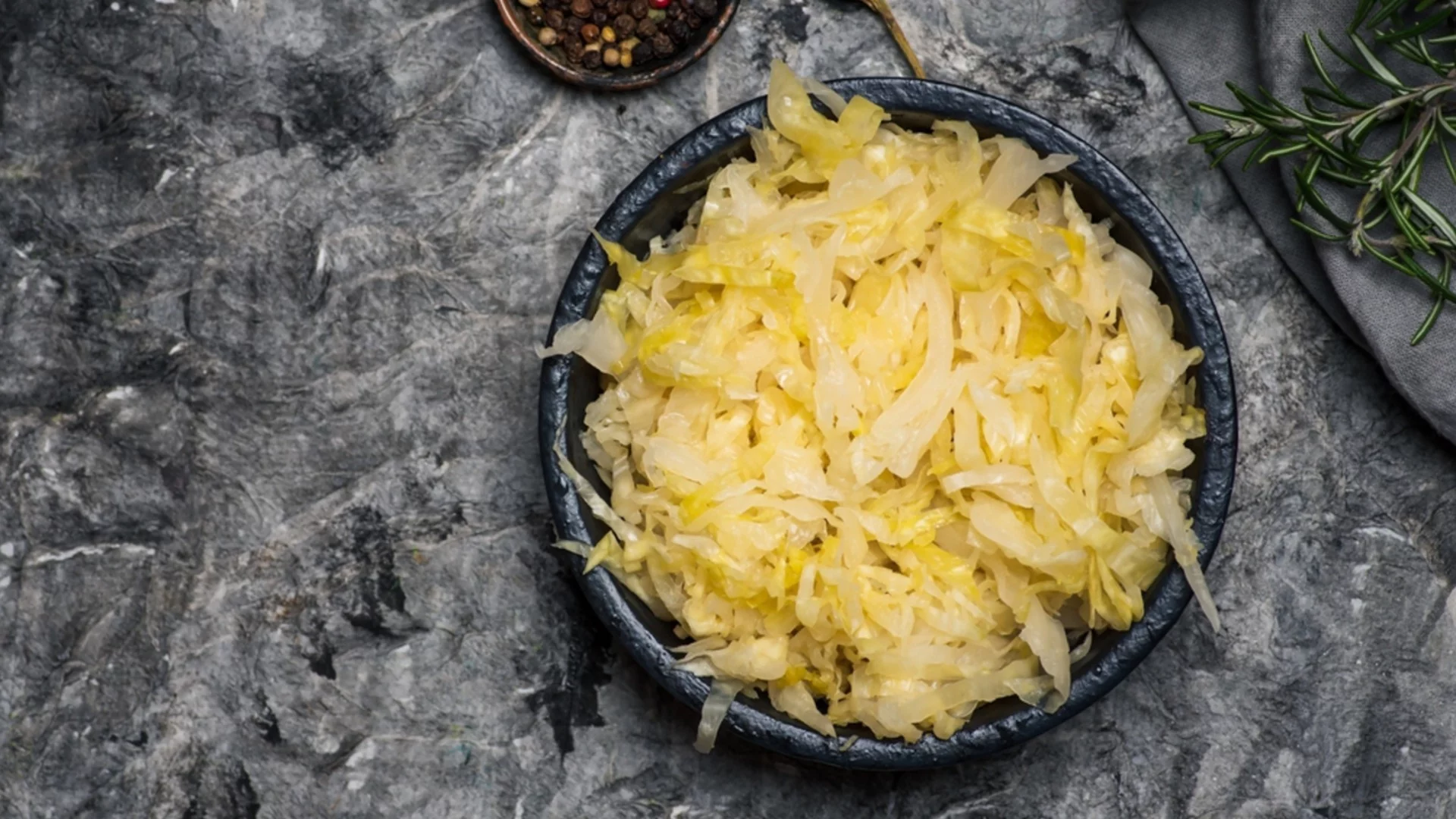 Кои са най-добрите дни през ноември 2025 за приготвяне на кисело зеле