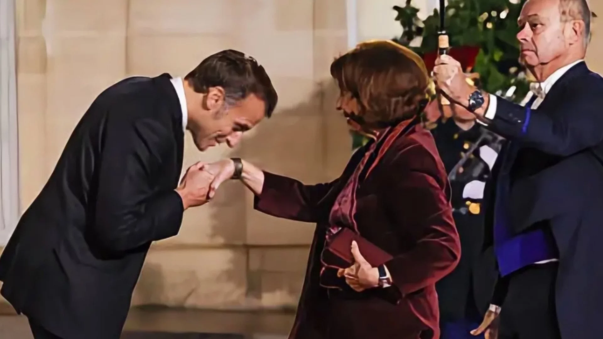 Макрон флиртува с Балканите: Целуна ръка на Силяновска, къде е Бриджит? (СНИМКА)