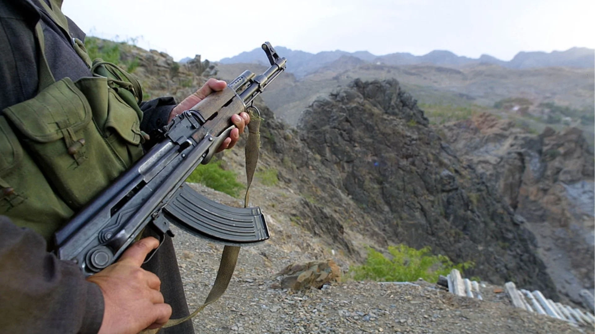 След провала на преговорите: Пакистан заплаши да "върне обратно в пещерите" талибаните в Афганистан