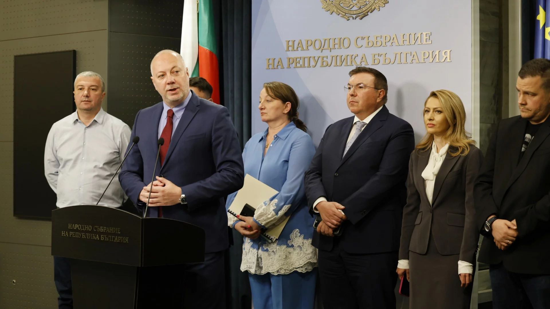 След бурята от критики: Мнозинството все пак вдига минималната заплата и майчинските за втората година