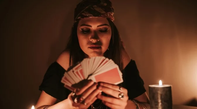 Таро хороскоп за всяка зодия за ноември 2025