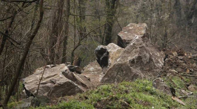 Срутище отново блокира движението по пътя Смолян - Девин