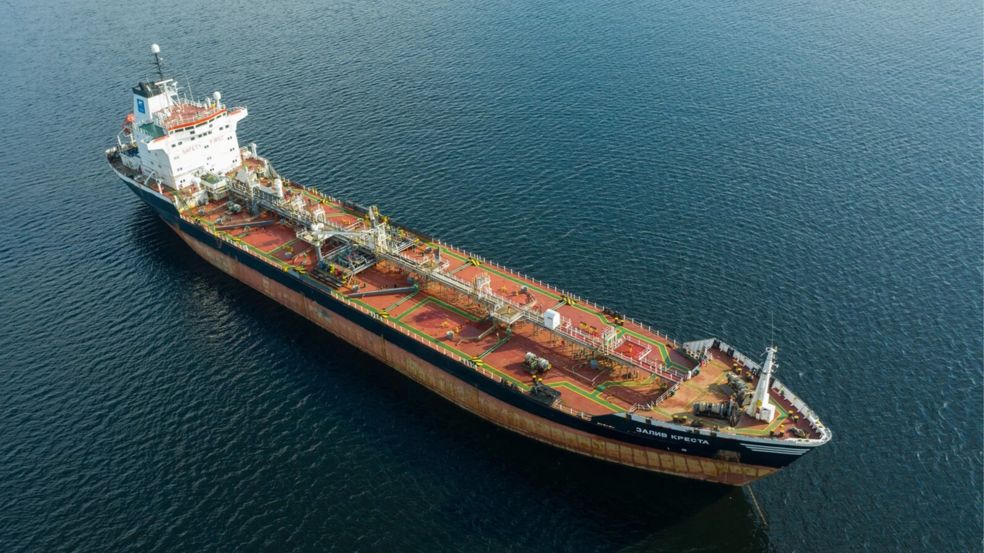 След санкциите на Тръмп: танкери с руски петрол остават блокирани по пътя си към Индия