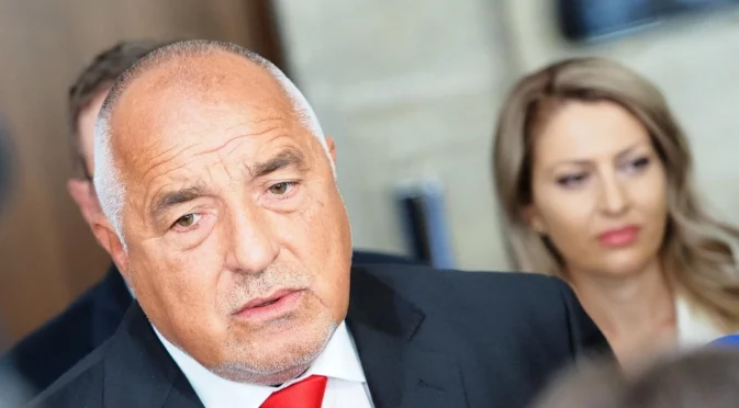 Фарсът, наречен ротация: ГЕРБ напълни "домовата книга" за служебни премиери, а БСП изтъргува още време във властта