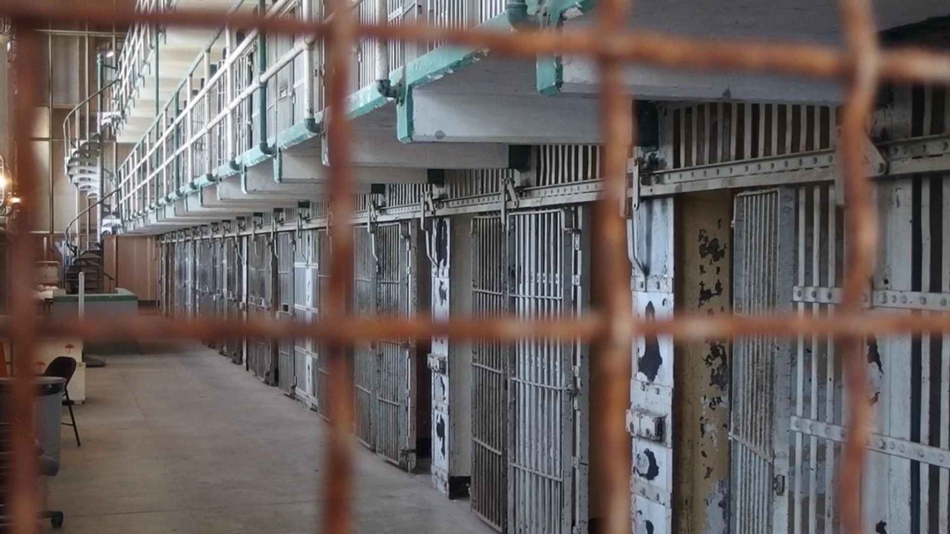 Мистерия в затвора: Как един извит прът доведе до последици