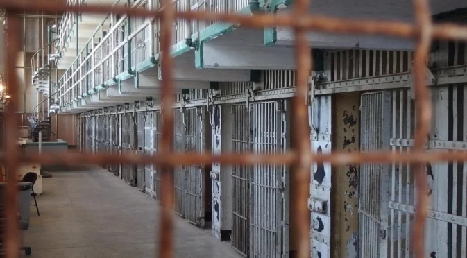 Мистерия в затвора: Как един извит прът доведе до последици