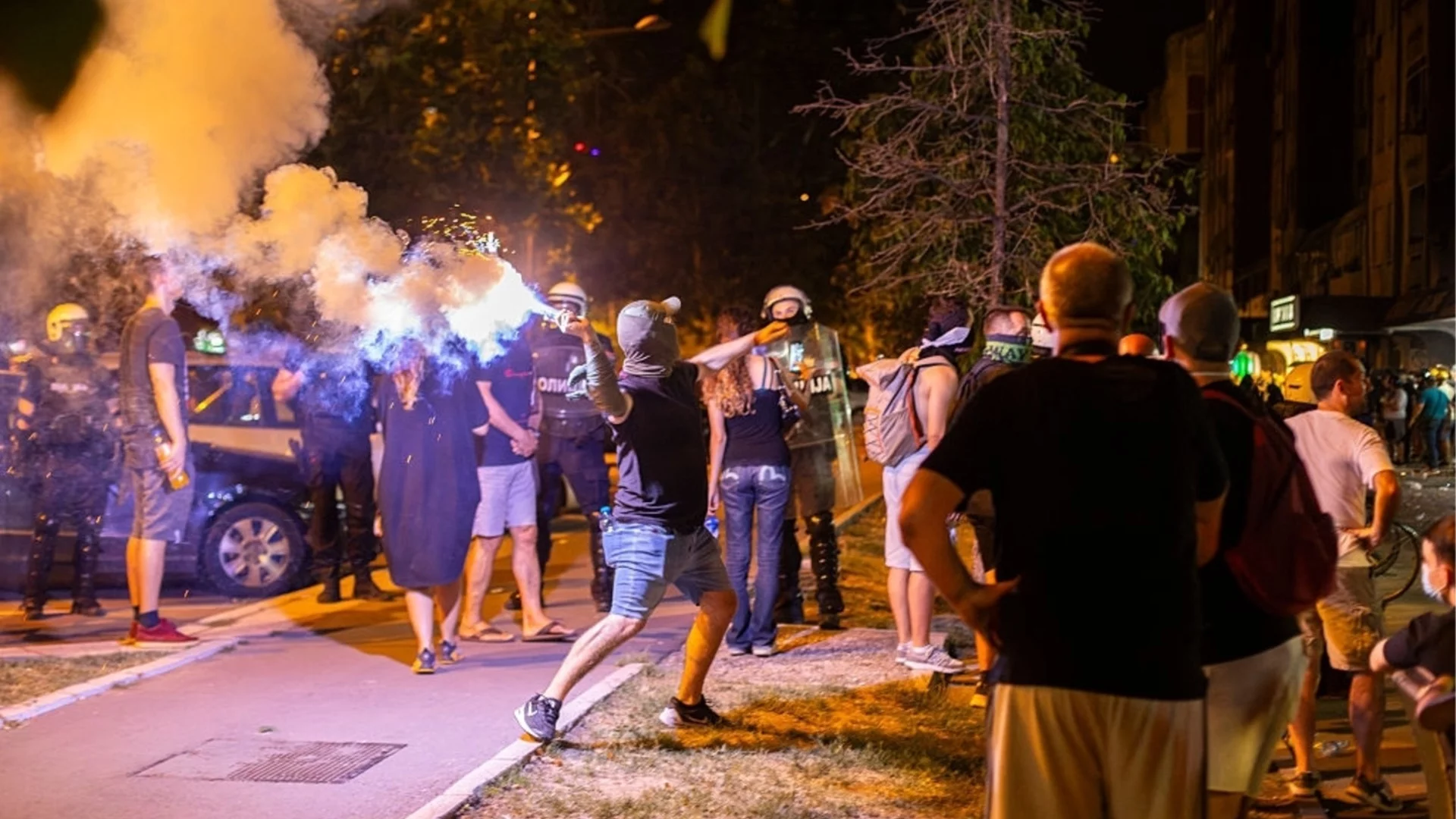 Ремонти на пътища и спрени влакове: Сръбските власти опитват да осуетят големите протести утре