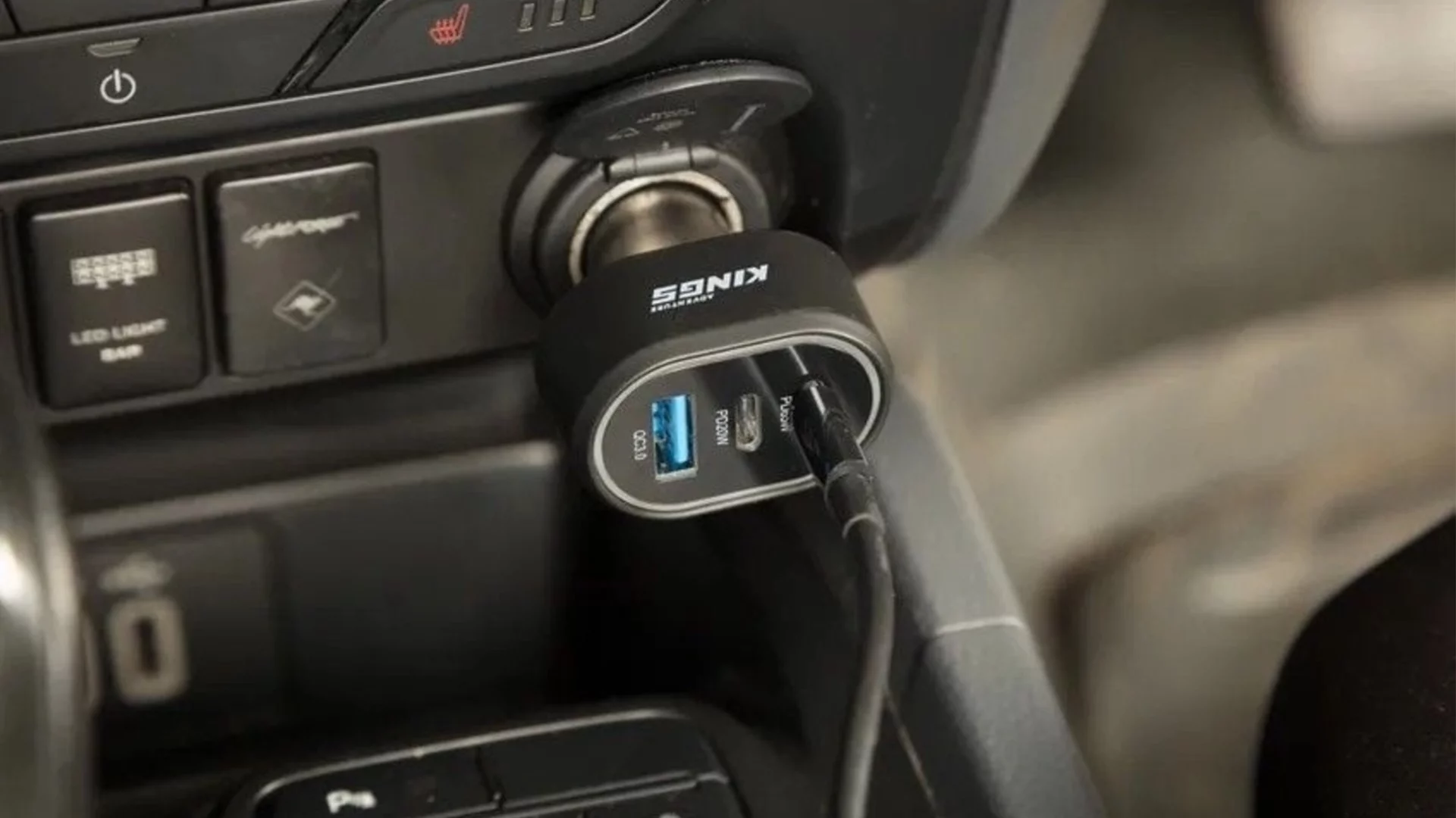 Какво не трябва да оставяте включено в 12-волтовия контакт в колата