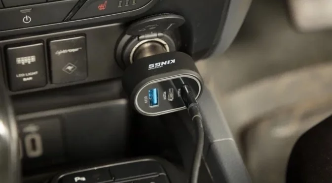 Какво не трябва да оставяте включено в 12-волтовия контакт в колата