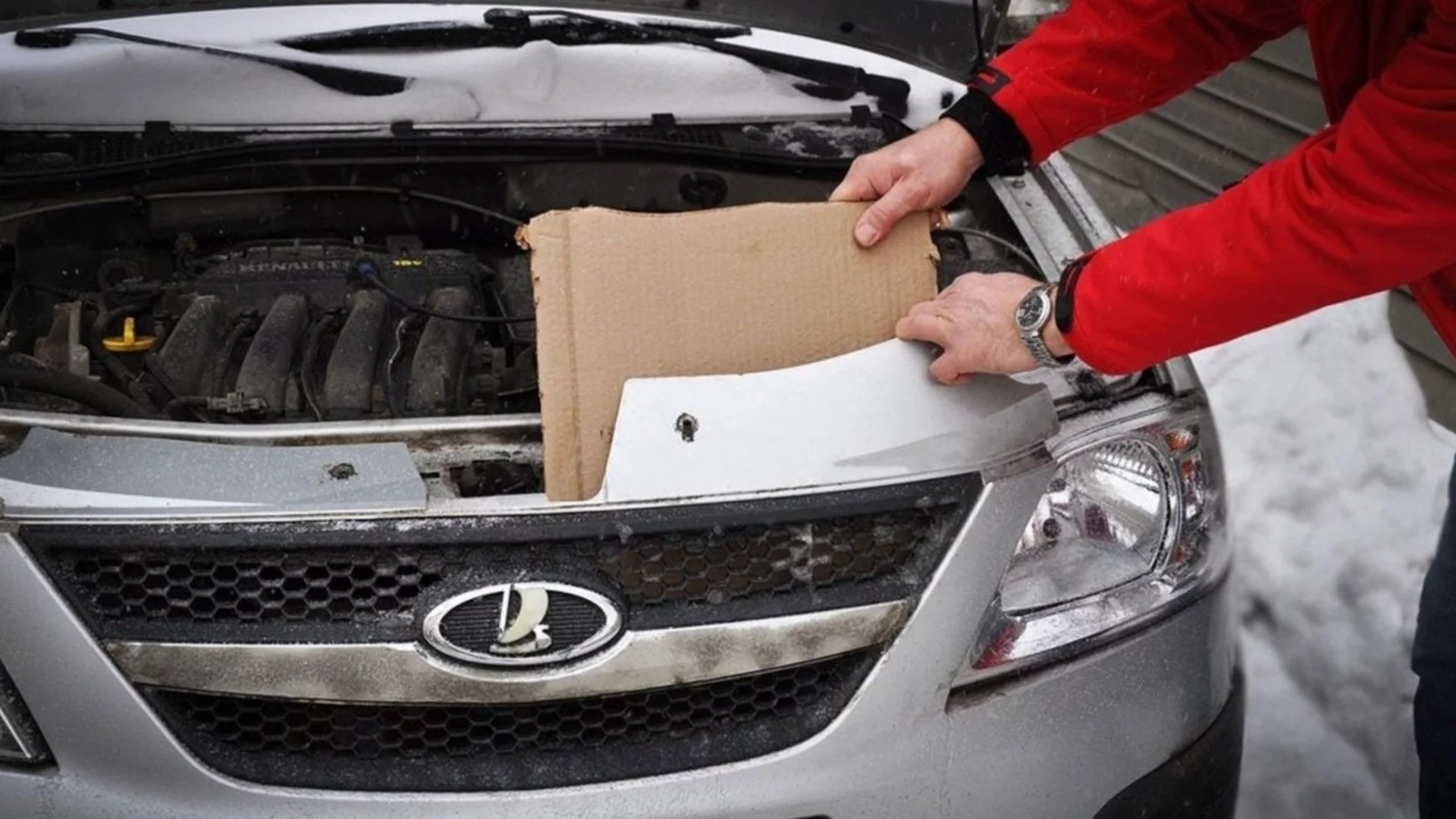 Картон пред радиатора на колата през зимата – помага, но и пречи