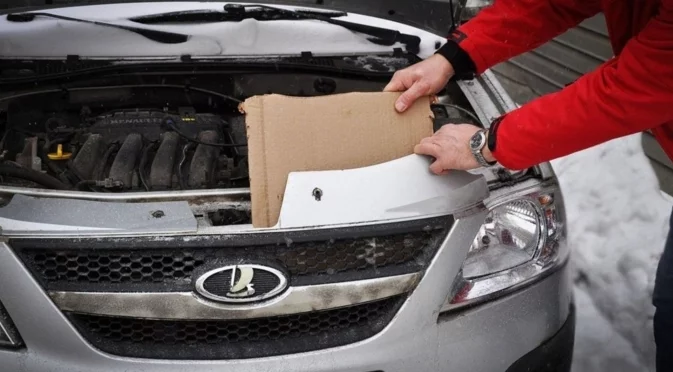 Картон пред радиатора на колата през зимата – помага, но и пречи