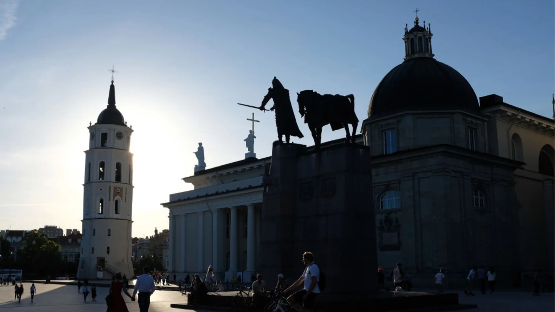 Литва отново затвори летището във Вилнюс заради балони от Беларус