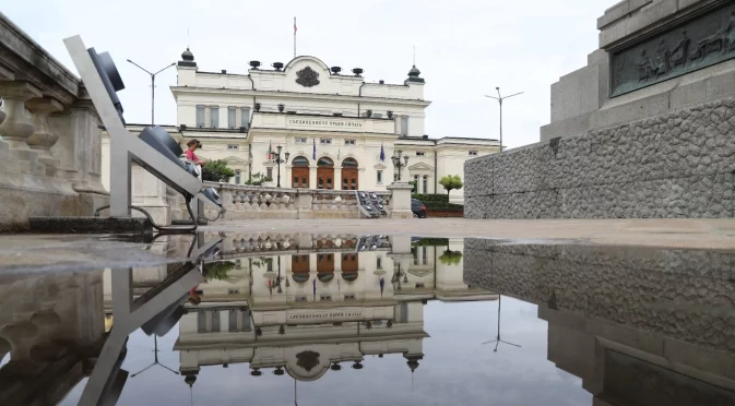 Сградата на Народното събрание се разпада