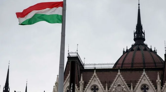 Заради санкциите срещу руския петрол: Унгария подготвя "аварийни бензиностанции"