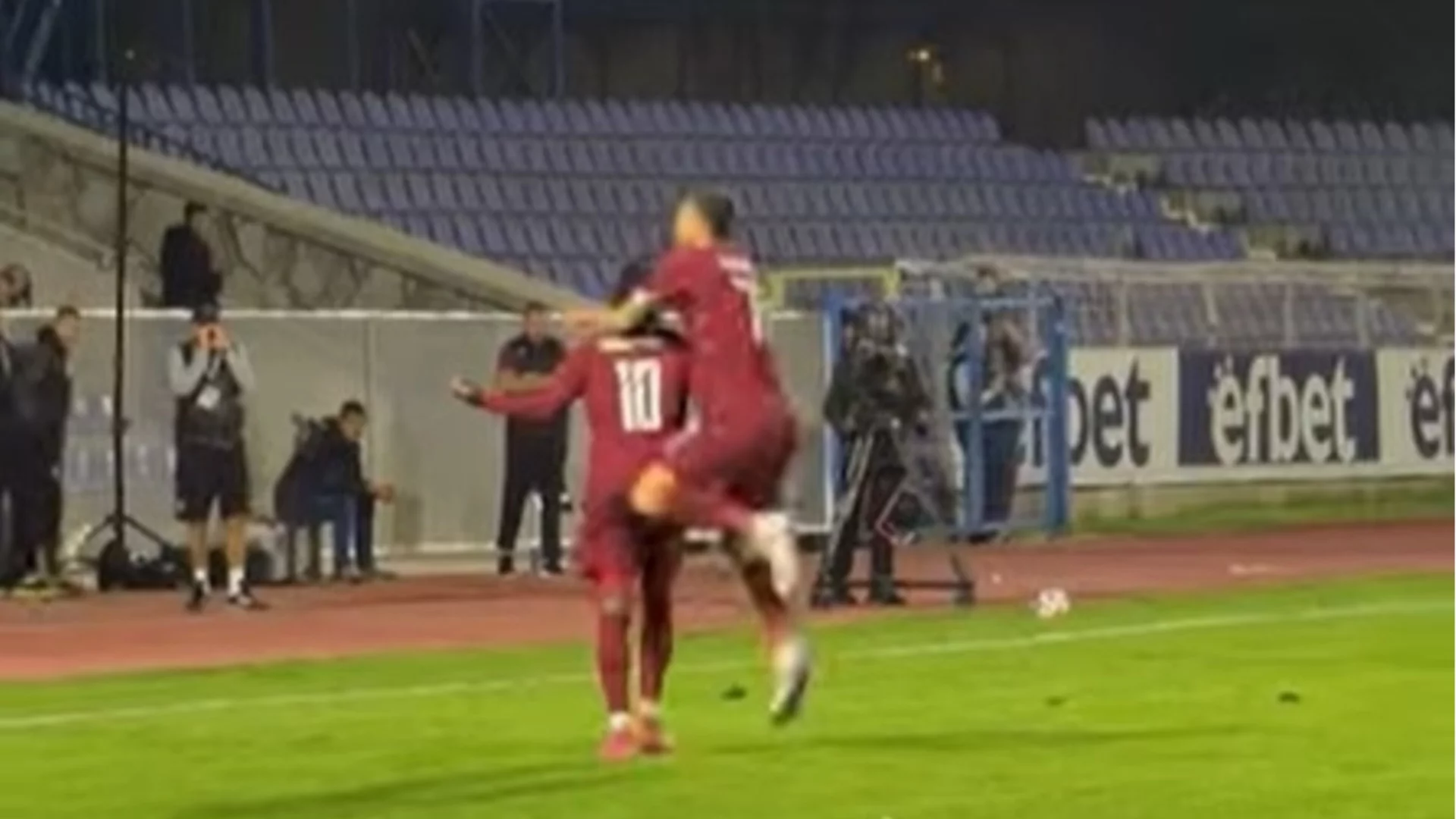 Дербито във Втора лига завърза битката на върха! Ще се разклати ли лидерът след злополучното отпадане за Купата?