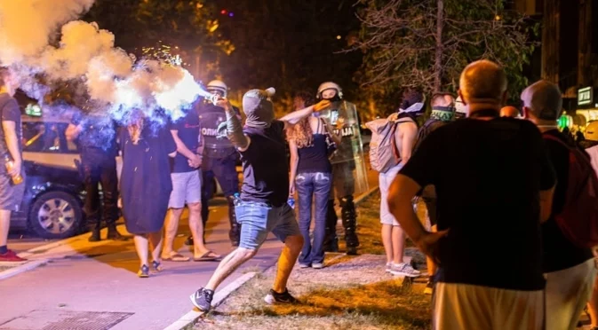 Хиляди се насочват към Нови Сад, но Вучич спря влаковете (ВИДЕО)