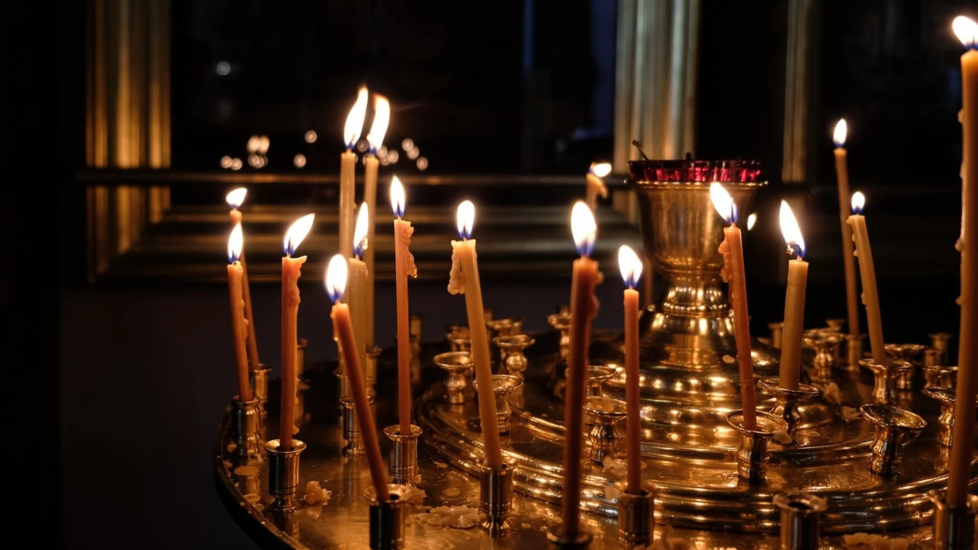 Утре е Архангелова Задушница: Какво се прави и какво се раздава задължително