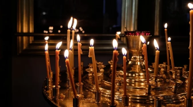 Утре е Архангелова Задушница: Какво се прави и какво се раздава задължително