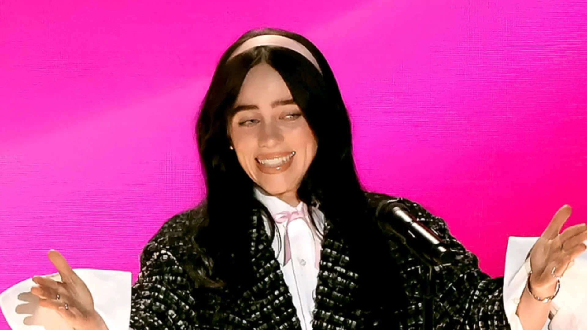 Били Айлиш с дарение за милиони и призив към богатите: Използвайте парите си за добро