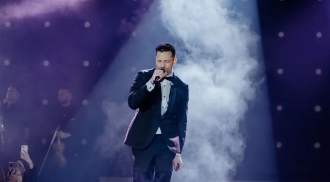 Обичан гръцки певец празнува в парламента: Зарадва ли депутатите с хитове (ВИДЕО)